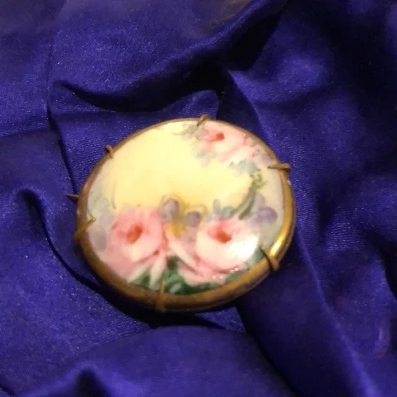 Antique Edwardian gilt edged, hand painted cameo pin with pink roses. - Picture 4 of 7